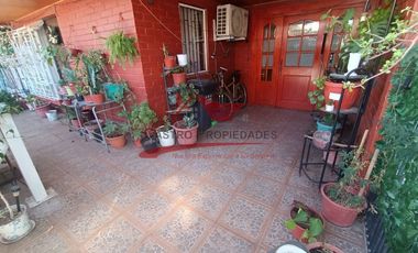 Hermosa Casa de Dos Pisos, 3 Dormitorios, 2 Baños, Villa Los Viñedos, Comuna de Quilicura.