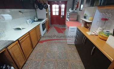 Hermosa Casa de Dos Pisos, 3 Dormitorios, 2 Baños, Villa Los Viñedos, Comuna de Quilicura.