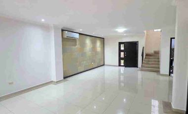 Casa de alquiler en Urb. Estancias del Río