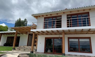 ELEGANTE CASA EN VENTA URBANIZACION JACARANDA