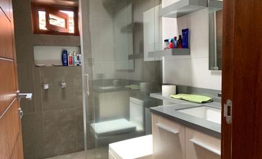 ELEGANTE CASA EN VENTA URBANIZACION JACARANDA