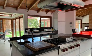 ELEGANTE CASA EN VENTA URBANIZACION JACARANDA