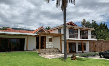 ELEGANTE CASA EN VENTA URBANIZACION JACARANDA