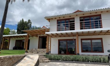 ELEGANTE CASA EN VENTA URBANIZACION JACARANDA