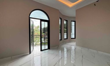 Rumah Mewah 2 Lantai Ceiling Tinggi Termurah di Andara Jagakarsa Jakarta Selatan.