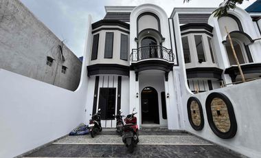 Rumah Mewah 2 Lantai Ceiling Tinggi Termurah di Andara Jagakarsa Jakarta Selatan.
