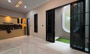 Rumah Mewah 2 Lantai Ceiling Tinggi Termurah di Andara Jagakarsa Jakarta Selatan.