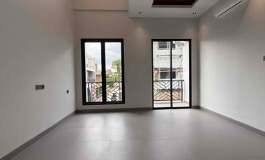 Rumah Mewah 3 Lantai + Rooftop dalam Cluster Besar Jagakarsa Jakarta Selatan