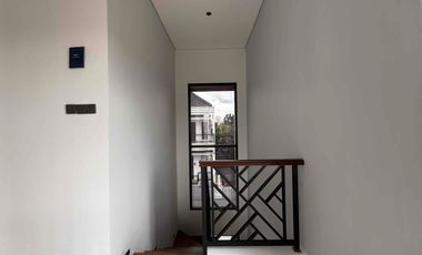 Rumah Mewah 3 Lantai + Rooftop dalam Cluster Besar Jagakarsa Jakarta Selatan