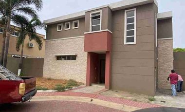 Oportunidad de casa frente al cc. el Dorado aplica BIESS