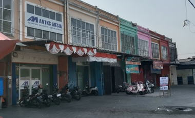 Ruko Bagus, Trategis, 2 1/2 lantai, Tempat parkir luas, di parakan Pondok benda.Pamulang