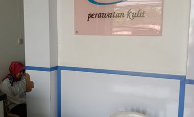 Ruko Bagus, Trategis, 2 1/2 lantai, Tempat parkir luas, di parakan Pondok benda.Pamulang