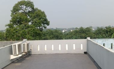 Ruko Bagus, Trategis, 2 1/2 lantai, Tempat parkir luas, di parakan Pondok benda.Pamulang