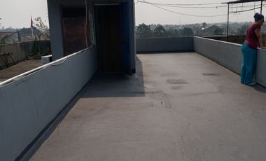 Ruko Bagus, Trategis, 2 1/2 lantai, Tempat parkir luas, di parakan Pondok benda.Pamulang