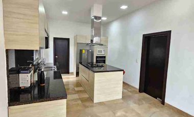 Casa esquinera de Alquiler o Venta en Estancias del Rio - Samborondon km 10