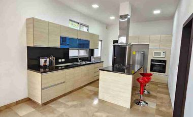 Casa esquinera de Alquiler o Venta en Estancias del Rio - Samborondon km 10