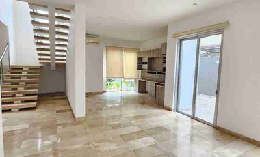 Casa esquinera de Alquiler o Venta en Estancias del Rio - Samborondon km 10