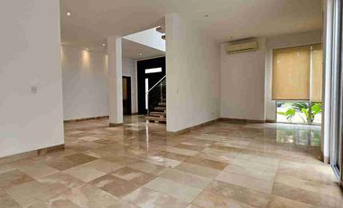 Casa esquinera de Alquiler o Venta en Estancias del Rio - Samborondon km 10