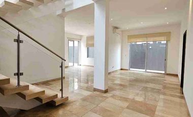 Casa esquinera de Alquiler o Venta en Estancias del Rio - Samborondon km 10