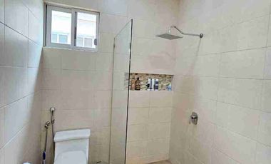 Casa esquinera de Alquiler o Venta en Estancias del Rio - Samborondon km 10