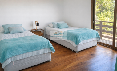 Casa en condominio con vista despejada, terrazas y 3 dormitorios