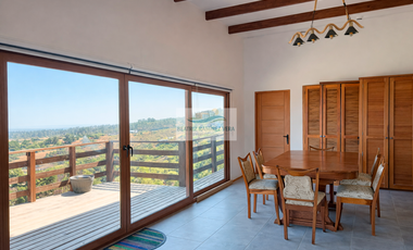 Casa en condominio con vista despejada, terrazas y 3 dormitorios