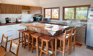 Casa en condominio con vista despejada, terrazas y 3 dormitorios