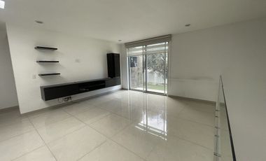 CASA EN VENTA EN VALLE REAL 4 RECAMARAS 5 BAÑOS, ESTUDIO CON BAÑO COMPLETO (IDEAL 5TA RECAMARA EN PLANTA BAJA) CUARTO DE SERVICIO, 6 ESTACIONAMIENTOS