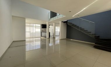 CASA EN VENTA EN VALLE REAL 4 RECAMARAS 5 BAÑOS, ESTUDIO CON BAÑO COMPLETO (IDEAL 5TA RECAMARA EN PLANTA BAJA) CUARTO DE SERVICIO, 6 ESTACIONAMIENTOS