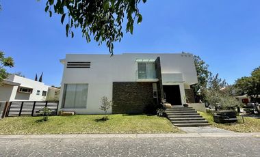 CASA EN VENTA EN VALLE REAL 4 RECAMARAS 5 BAÑOS, ESTUDIO CON BAÑO COMPLETO (IDEAL 5TA RECAMARA EN PLANTA BAJA) CUARTO DE SERVICIO, 6 ESTACIONAMIENTOS