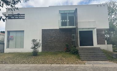 CASA EN VENTA EN VALLE REAL 4 RECAMARAS 5 BAÑOS, ESTUDIO CON BAÑO COMPLETO (IDEAL 5TA RECAMARA EN PLANTA BAJA) CUARTO DE SERVICIO, 6 ESTACIONAMIENTOS