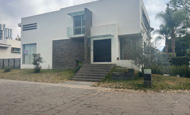 CASA EN VENTA EN VALLE REAL 4 RECAMARAS 5 BAÑOS, ESTUDIO CON BAÑO COMPLETO (IDEAL 5TA RECAMARA EN PLANTA BAJA) CUARTO DE SERVICIO, 6 ESTACIONAMIENTOS