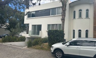 CASA EN VENTA EN VALLE REAL 4 RECAMARAS 5 BAÑOS, ESTUDIO CON BAÑO COMPLETO (IDEAL 5TA RECAMARA EN PLANTA BAJA) CUARTO DE SERVICIO, 6 ESTACIONAMIENTOS