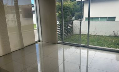 CASA EN VENTA EN VALLE REAL 4 RECAMARAS 5 BAÑOS, ESTUDIO CON BAÑO COMPLETO (IDEAL 5TA RECAMARA EN PLANTA BAJA) CUARTO DE SERVICIO, 6 ESTACIONAMIENTOS