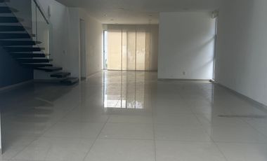 CASA EN VENTA EN VALLE REAL 4 RECAMARAS 5 BAÑOS, ESTUDIO CON BAÑO COMPLETO (IDEAL 5TA RECAMARA EN PLANTA BAJA) CUARTO DE SERVICIO, 6 ESTACIONAMIENTOS