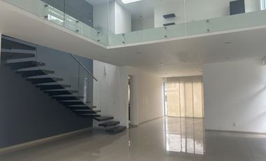 CASA EN VENTA EN VALLE REAL 4 RECAMARAS 5 BAÑOS, ESTUDIO CON BAÑO COMPLETO (IDEAL 5TA RECAMARA EN PLANTA BAJA) CUARTO DE SERVICIO, 6 ESTACIONAMIENTOS