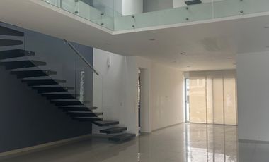 CASA EN VENTA EN VALLE REAL 4 RECAMARAS 5 BAÑOS, ESTUDIO CON BAÑO COMPLETO (IDEAL 5TA RECAMARA EN PLANTA BAJA) CUARTO DE SERVICIO, 6 ESTACIONAMIENTOS