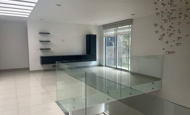 CASA EN VENTA EN VALLE REAL 4 RECAMARAS 5 BAÑOS, ESTUDIO CON BAÑO COMPLETO (IDEAL 5TA RECAMARA EN PLANTA BAJA) CUARTO DE SERVICIO, 6 ESTACIONAMIENTOS