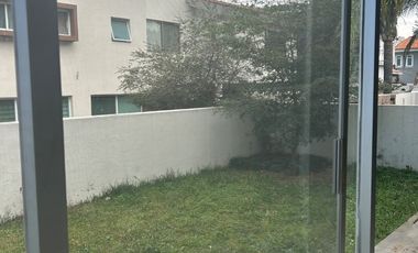 CASA EN VENTA EN VALLE REAL 4 RECAMARAS 5 BAÑOS, ESTUDIO CON BAÑO COMPLETO (IDEAL 5TA RECAMARA EN PLANTA BAJA) CUARTO DE SERVICIO, 6 ESTACIONAMIENTOS