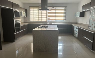 CASA EN VENTA EN VALLE REAL 4 RECAMARAS 5 BAÑOS, ESTUDIO CON BAÑO COMPLETO (IDEAL 5TA RECAMARA EN PLANTA BAJA) CUARTO DE SERVICIO, 6 ESTACIONAMIENTOS