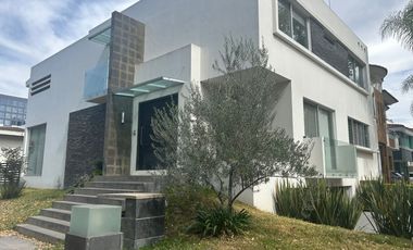 CASA EN VENTA EN VALLE REAL 4 RECAMARAS 5 BAÑOS, ESTUDIO CON BAÑO COMPLETO (IDEAL 5TA RECAMARA EN PLANTA BAJA) CUARTO DE SERVICIO, 6 ESTACIONAMIENTOS