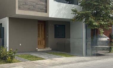 CASA NUEVA EN VENTA EN BOSQUES VALLARTA 3 RECAMARAS CON OPCION A 4TA RECAMARA, CUARTO DE SERVICIO C/BAÑO COMPLETO, CASA CLUB