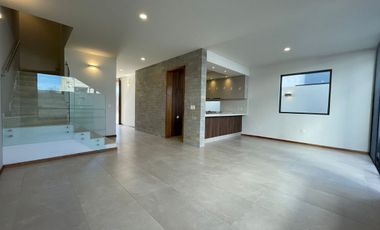 CASA NUEVA EN VENTA EN BOSQUES VALLARTA 3 RECAMARAS CON OPCION A 4TA RECAMARA, CUARTO DE SERVICIO C/BAÑO COMPLETO, CASA CLUB