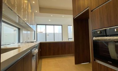 CASA NUEVA EN VENTA EN BOSQUES VALLARTA 3 RECAMARAS CON OPCION A 4TA RECAMARA, CUARTO DE SERVICIO C/BAÑO COMPLETO, CASA CLUB