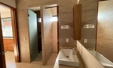 CASA NUEVA EN VENTA EN BOSQUES VALLARTA 3 RECAMARAS CON OPCION A 4TA RECAMARA, CUARTO DE SERVICIO C/BAÑO COMPLETO, CASA CLUB