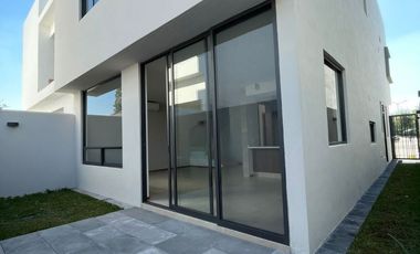 CASA NUEVA EN VENTA EN BOSQUES VALLARTA 3 RECAMARAS CON OPCION A 4TA RECAMARA, CUARTO DE SERVICIO C/BAÑO COMPLETO, CASA CLUB