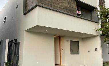 CASA NUEVA EN VENTA EN BOSQUES VALLARTA 3 RECAMARAS CON OPCION A 4TA RECAMARA, CUARTO DE SERVICIO C/BAÑO COMPLETO, CASA CLUB