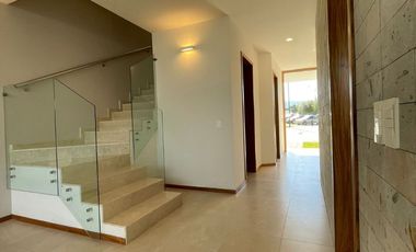 CASA NUEVA EN VENTA EN BOSQUES VALLARTA 3 RECAMARAS CON OPCION A 4TA RECAMARA, CUARTO DE SERVICIO C/BAÑO COMPLETO, CASA CLUB