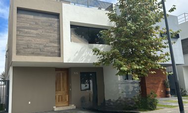 CASA NUEVA EN VENTA EN BOSQUES VALLARTA 3 RECAMARAS CON OPCION A 4TA RECAMARA, CUARTO DE SERVICIO C/BAÑO COMPLETO, CASA CLUB