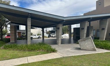 CASA NUEVA EN VENTA EN BOSQUES VALLARTA 3 RECAMARAS CON OPCION A 4TA RECAMARA, CUARTO DE SERVICIO C/BAÑO COMPLETO, CASA CLUB